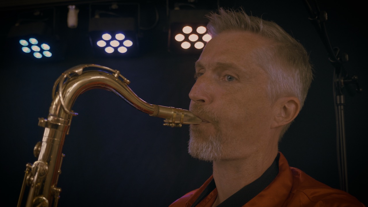 Saxofonsolo under scenelyset