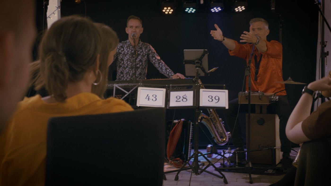 Pointtavle og de to musikere på scenen