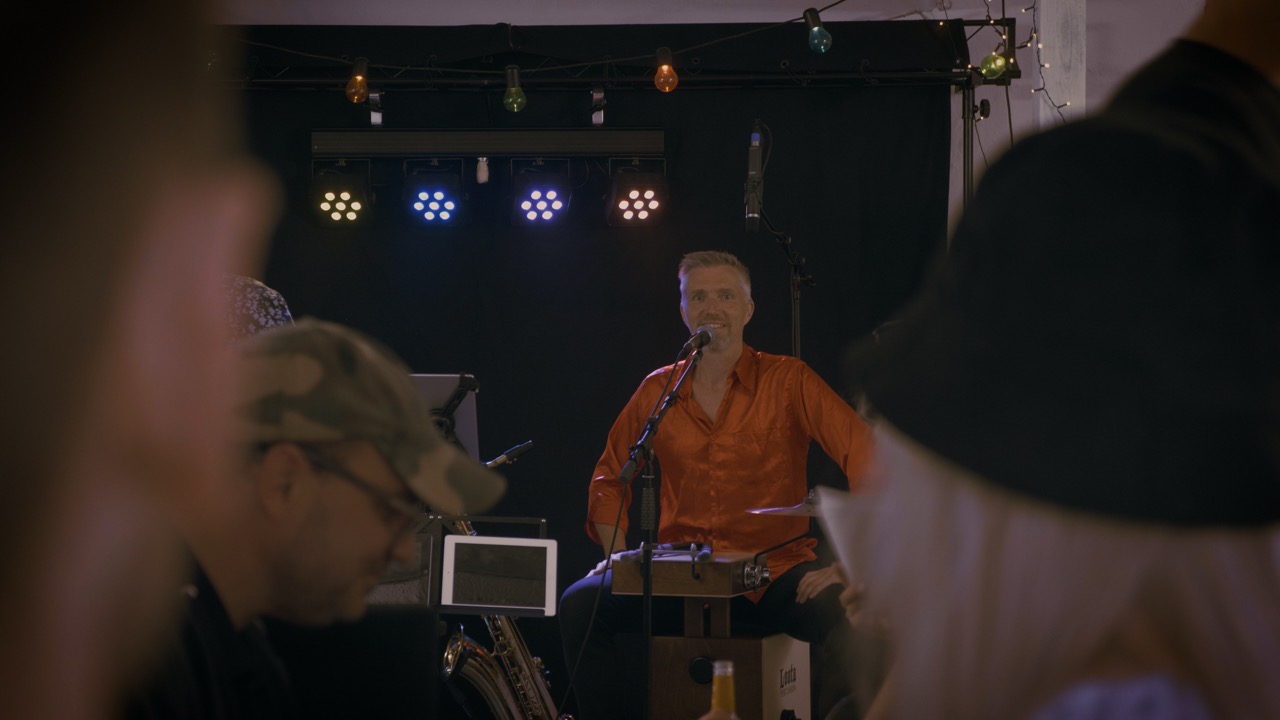 Musiker på scenen set fra publikum