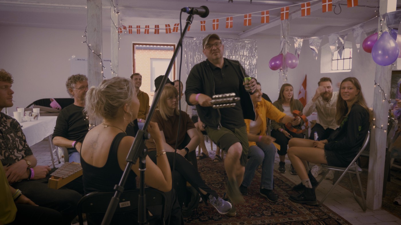 Hele selskabet med rytmeinstrumenter